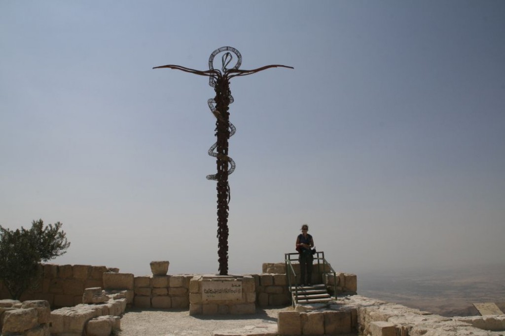 A bronze memorial near the lookout symbolises the suffering and death of Jesus Christ on the cross, and the serpent that Moses 'lifted up' in the desert.